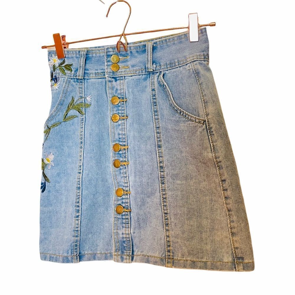 EUC ANGL Floral Embroidered Light Wash Button Down Skirt Small